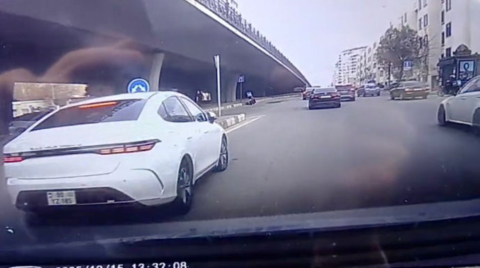 Nişana məhəl qoymayan “BYD” sürücüsü prospektdə qəza törətdi - REAL VİDEO