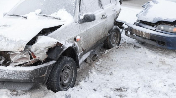 Снежный удар по автомобилям и недвижимости: страховщики выплатят почти 3 млн манатов