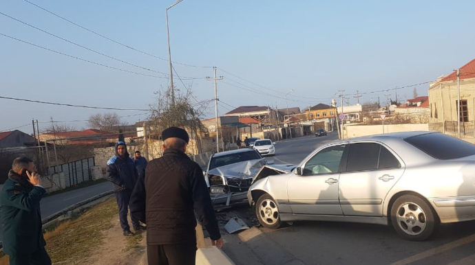 Bakıda körpüdə iki "Mercedes" toqquşub - FOTO 