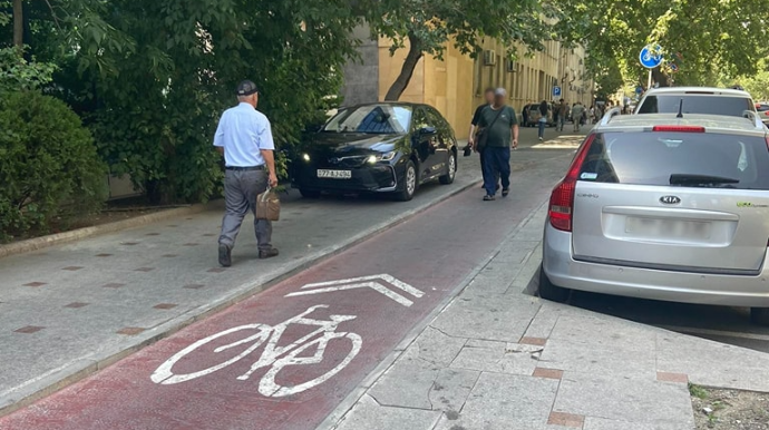 Səkini zəbt edən sürücü piyadaları qayda pozmağa məcbur edir  - FOTO