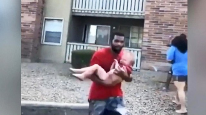 3-cü mərtəbədən düşən uşağı belə xilas etdi - VİDEO