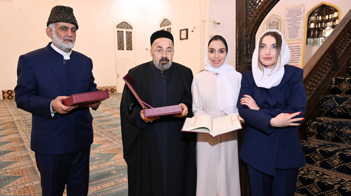 Prezident ailəsinə Şah Abbas məscidində “Qurani-Kərim” hədiyyə etdilər - FOTO