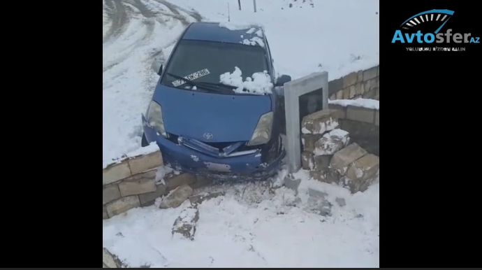 "Prius" qarlı havada qəbristanlığa girib qəza törətdi  - VİDEO