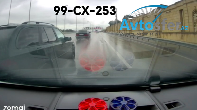 Yağışlı havada iki maşının arasından keçən sürücü təhlükə yaratdı - VİDEO