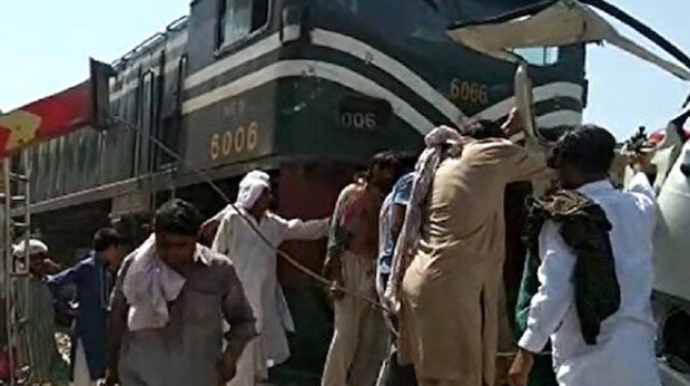 Məktəb avtobusu qatarla toqquşdu - 3 ölü, 9 yaralı 