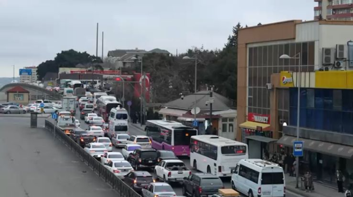 Polis “Şamaxinka”da tıxac problemini bu cür həll etdi - Yeni svetoforlar - VİDEO  