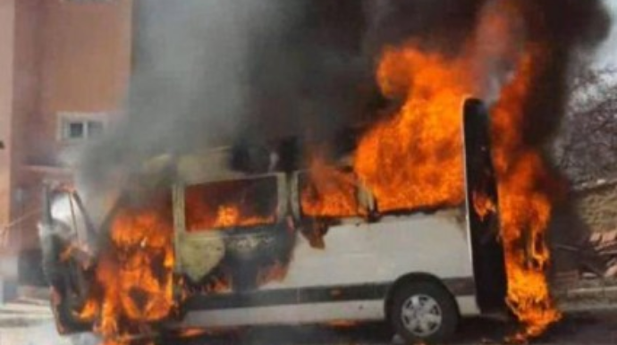 Biləsuvarda mikroavtobus yanıb