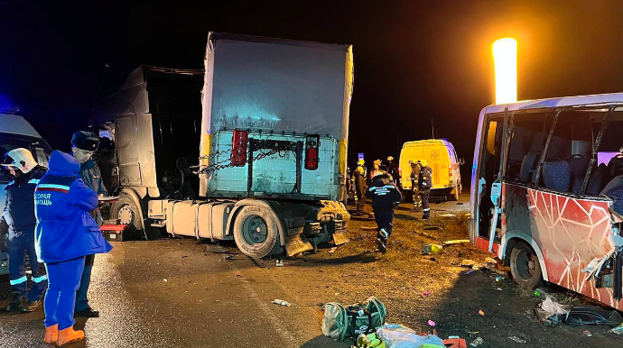 Rusiyada mikroavtobus və yük maşını toqquşub - Xeyli sayda ölən və yaralanan var 