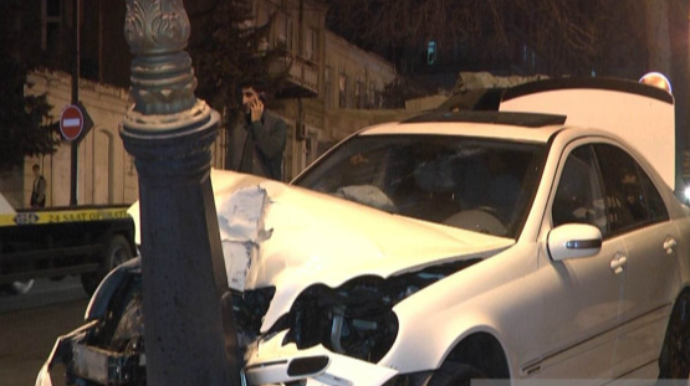 Bakıda “KamAZ”la “Mercedes” toqquşdu, 2 nəfər... - FOTO 