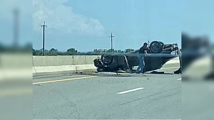 Yevlaxda qəza:  Yüksək sürətlə manevr edən sürücü avtomobilini aşırdı  - VİDEO