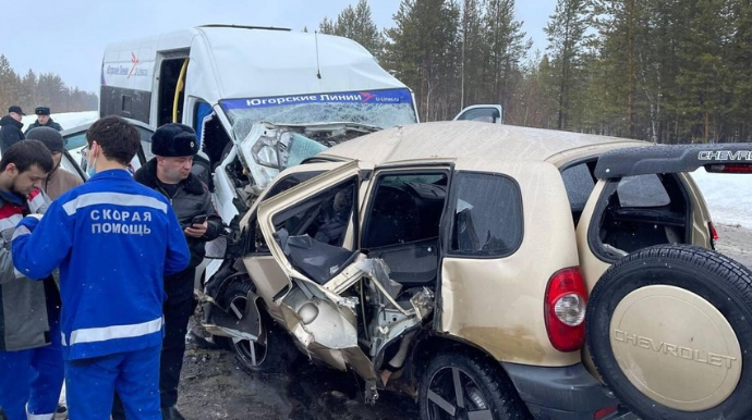 В ДТП с рейсовым автобусом в РФ погибли трое, еще 13 человек пострадали 
