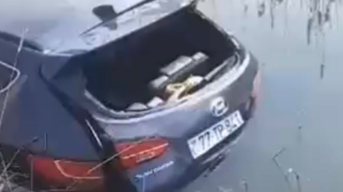 Sərt döngədə yoldan çıxan maşın su kanalına aşdı; 2 nəfər ölüb, 4 yaralı - VİDEO 