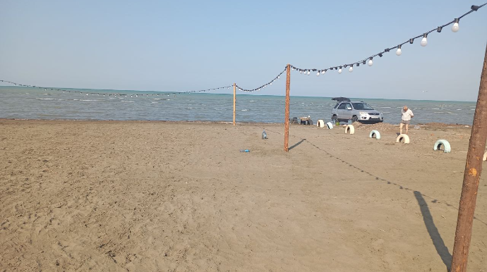 Şirvanlı çimərliyində antisanitariya: Zibil dənizə tökülür - FOTO 