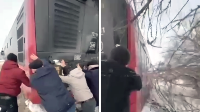 “BakuBus” avtobusu qarda sürüşüb yolun kənarına düşdü - VİDEO 