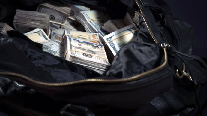 В Москве девочка выбросила сумку с 88 000 долларов из окна после ссоры с матерью 