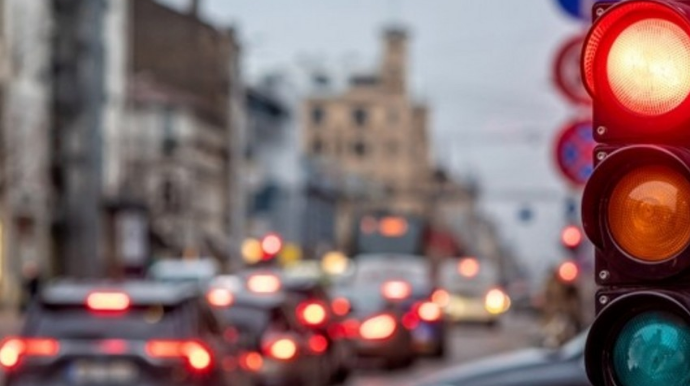 Bakıda yeniyetmə qızı avtomobil vurub 