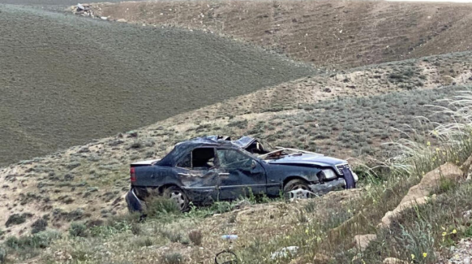 Bakı-Şamaxı yolunda AĞIR QƏZA: "Mercedes" yolun kənarına yuvarlandı   - FOTO - VİDEO