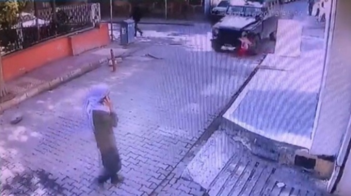 5 yaşlı uşaq polis maşınının altında qaldı - AĞIR YARALANDI - VİDEO
