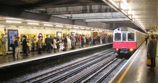 Londonda hicablı qadını qatarın altına atdı - VİDEO