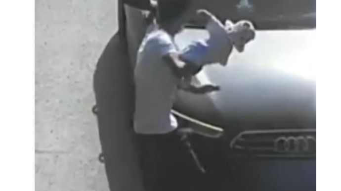 Piyada keçidində sürətlə gələn maşını görüb uşağını qucağından yerə atdı - VİDEO