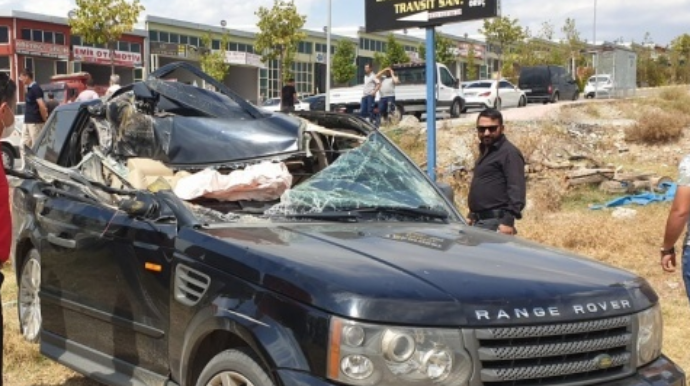 “Range Rover” yük maşınına çırpıldı;  2 nəfər xəsarət aldı - FOTO 