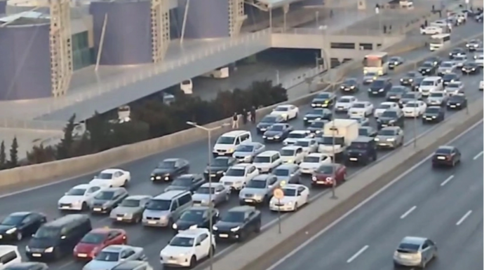 Bakının bir sıra yollarında nəqliyyatın sıxlığı yarandı 