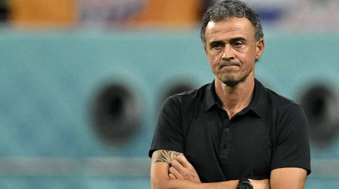 Luis Enrike velosipeddən yıxıldı - Körpücük sümüyü sındı