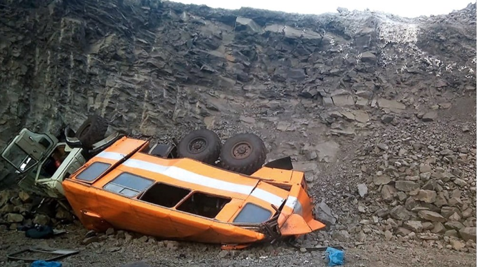 Yük avtomobili uçuruma yuvarlandı: 3-ü ağır, 11 yaralı 