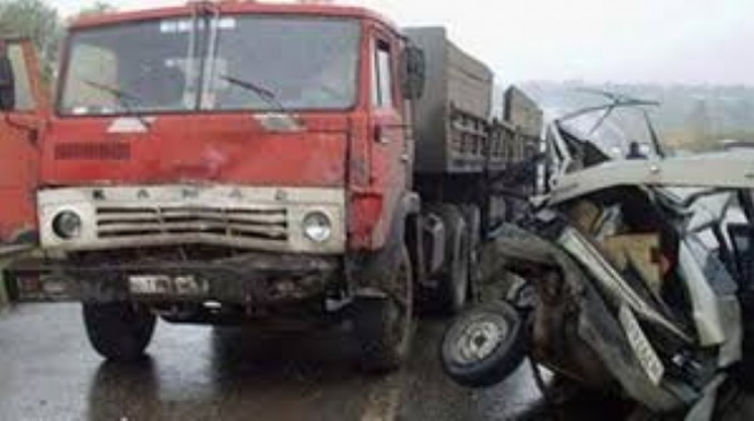 Masallıda minik avtomobili “KamAZ”la toqquşub, yaralanan var 