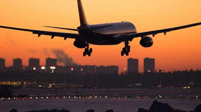 Təyyarədə sınan pəncərə hamını qorxutdu - VİDEO 