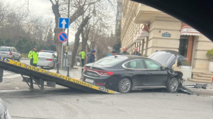 Bakıda "Hyundai"  qəzaya düşdü  - FOTO