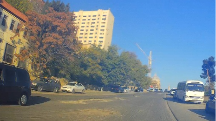 Bu küçədə acınacaqlı durum yaranıb; yolu qazıb gediblər - Sakinlər və sürücülər etiraz edir - VİDEO