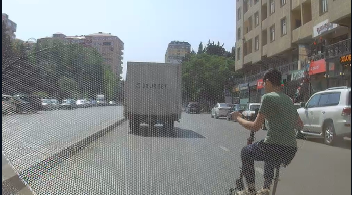 Skuterlə yola çıxan azyaşlı maşının altında qalmaqdan son anda xilas oldu - VİDEO