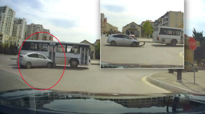  В Баку Prius проехал на красный свет и столкнулся с автобусом - ВИДЕО