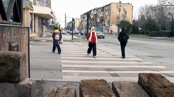 Бакинский ресторан захватил пешеходный переход - ВИДЕО