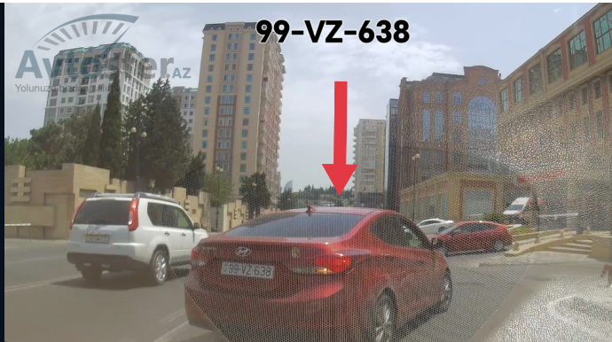 В Баку водитель неправильно сманеврировал и создал опасность для других автомобилей — ВИДЕО