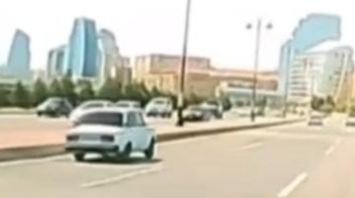 Prospektdə "avtoşluq" edən "07"  sürücüsü ağır qəza törətdi - ANBAAN VİDEO 