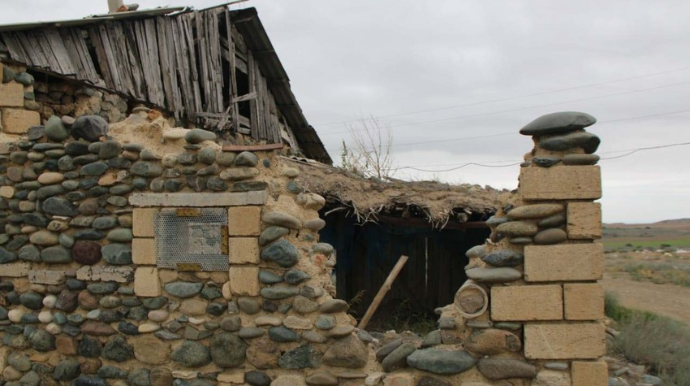 Ermənilərin atdığı mərmi Goranboyda yaşayış evlərinə zərər vurub  - FOTO