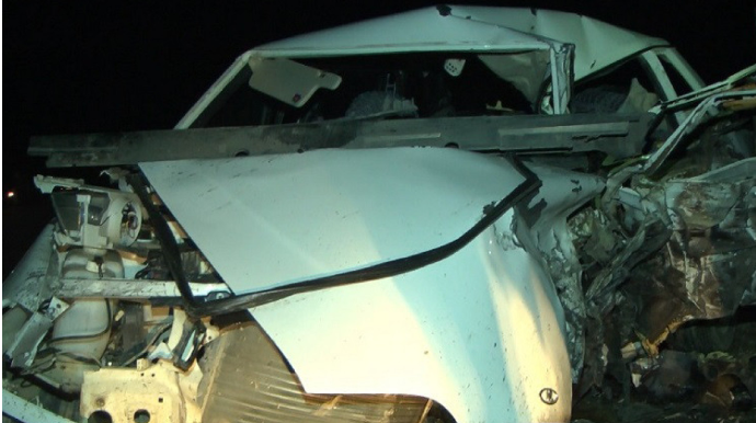 Ağstafada minik maşını işıq dirəyinə çırpılıb, sürücü xəsarət alıb 