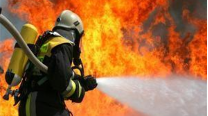 Bakıda bir-birinə bitişik iki ev yanıb