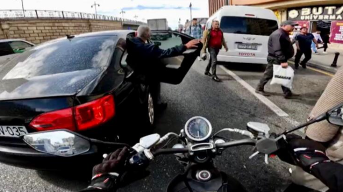 Bu dairədə piyadalar və avtomobillər öz qaydalarını işə salır   - VİDEO