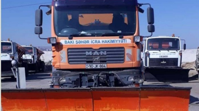 Maşın və xüsusi texnikalar hazır vəziyyətə GƏTİRİLDİ - Qarlı havaya görə