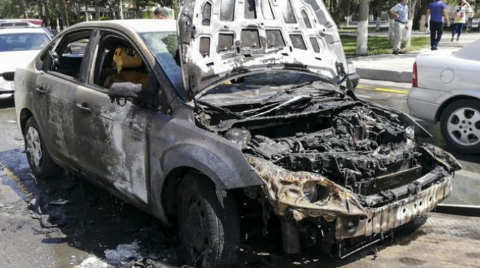 Heydər Əliyev prospektində “Ford” yanıb - FOTO 