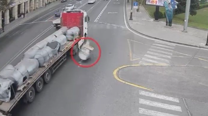 В Баку упавшая с грузовика бочка чуть не привела к трагедии - ВИДЕО