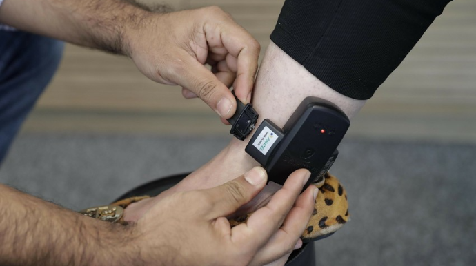 Azərbaycanda sabiq vəzifəli şəxsə elektron qolbaq taxıldı