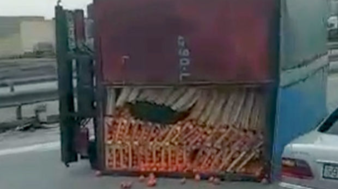 На дороге Баку - Алят опрокинулся грузовик с фруктами - ВИДЕО 