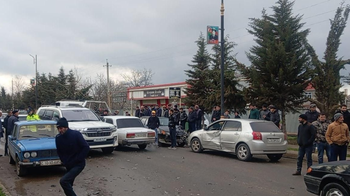 Cəlilabadda zəncirvari yol qəzası olub 