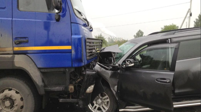 В Баку легковой автомобиль столкнулся с грузовиком, один человек погиб 