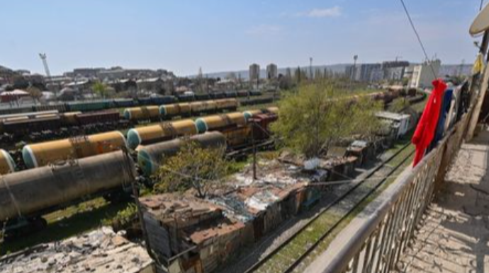 Təhlükə saçan relslər arasında ümid qığılcımları, ağrı dolu həyatlar - FOTO 