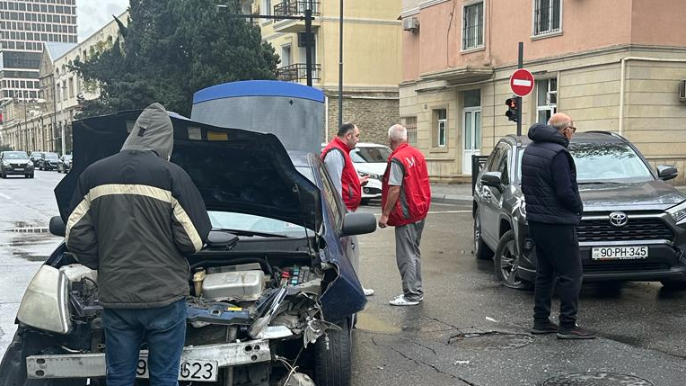 Bakıda “Prius” təzə alınmış “RAV 4”lə toqquşdu  - FOTO